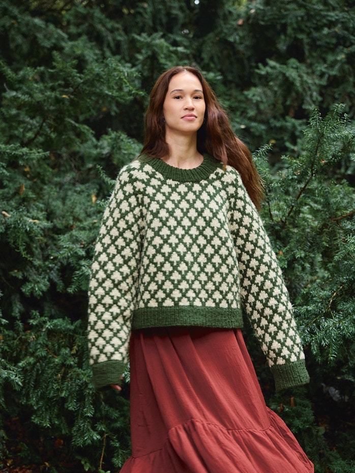 2511 - 2 Christmas Tree Sweater - Sandnes Garn