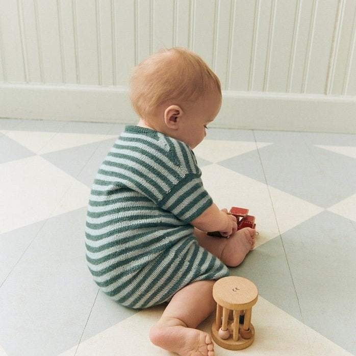 2603 - 5 Theodore Playsuit Baby - Sandnes Garn