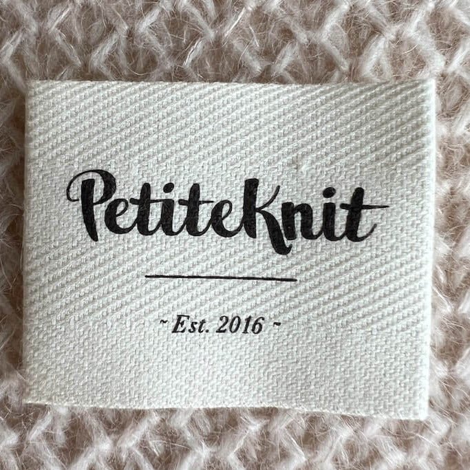PetiteKnit - Est. 2016 Etiquette en tissu PetiteKnit - Petite Knit