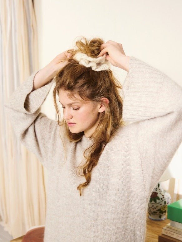 2502 DIY / No. 11 Fleur Scrunchie - Chouchou tricoté avec TYNN SILK MOHAIR. - Sandnes Garn