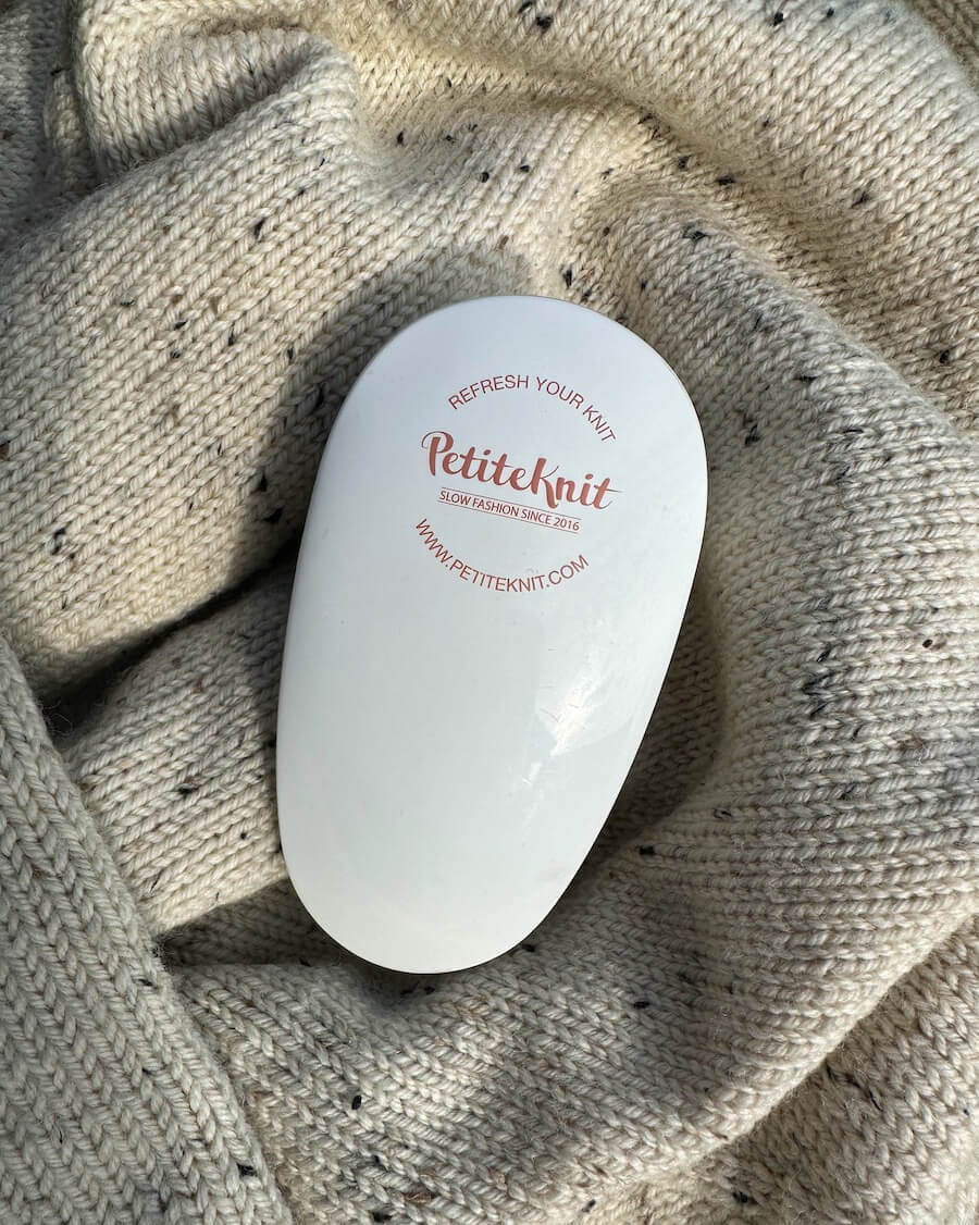 "Refresh Your Knit With PetiteKnit" - Appareil anti - peluches - Petite Knit