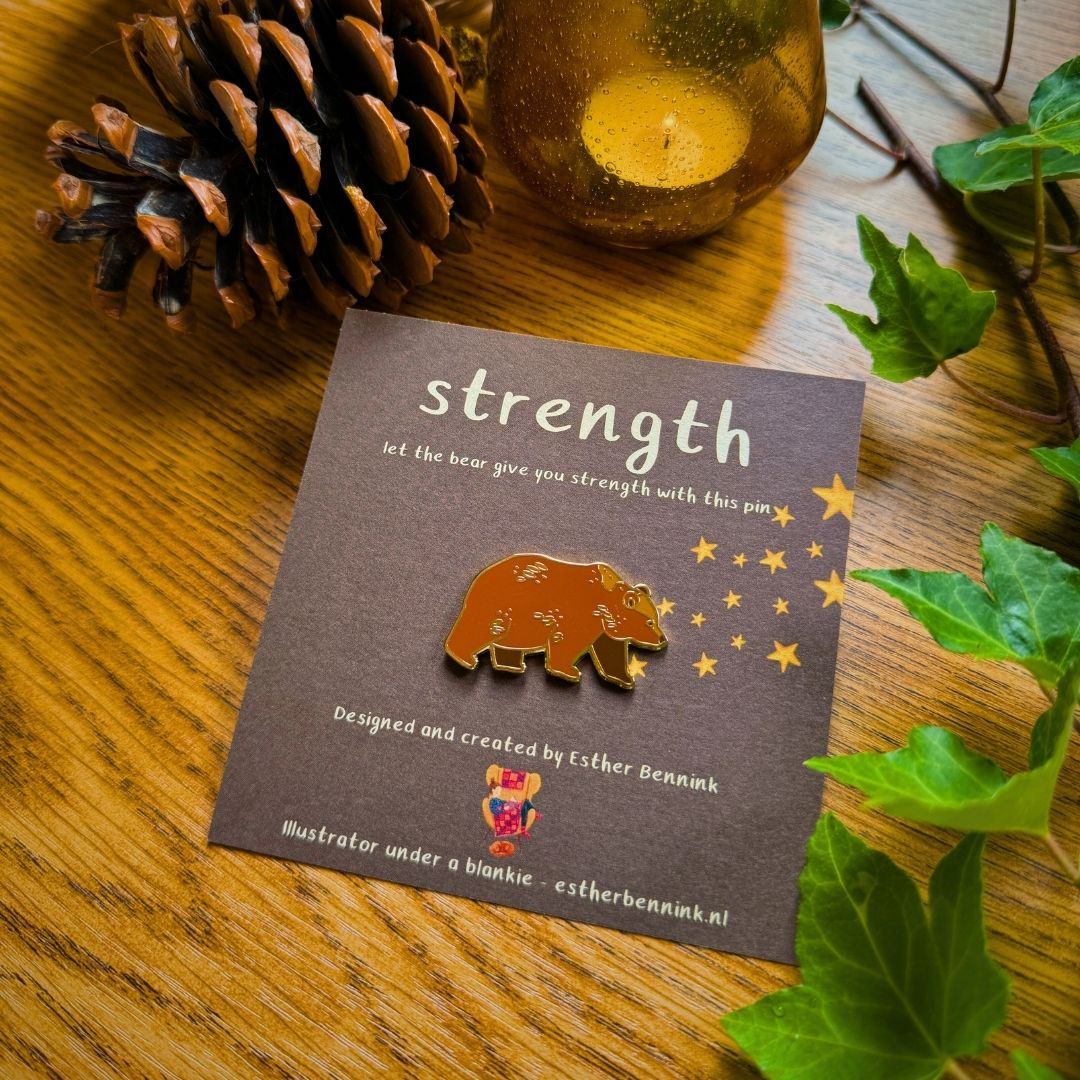 Bear pin - strength Petits PINS Esther Bennink - Esther Bennink