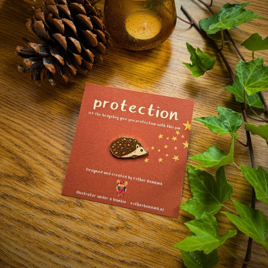 Hedgehog pin - protection Petits PINS Esther Bennink - Esther Bennink