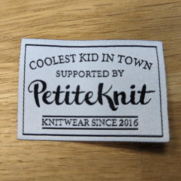 Coolest Kid in Town Etiquette en tissu PetiteKnit - Petite Knit