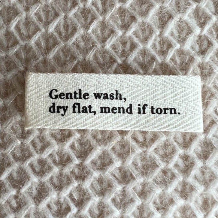 Gentle wash dry flat mend if torn Etiquette en tissu PetiteKnit - Petite Knit